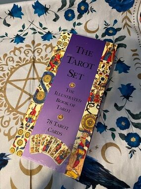 The Tarot Set - Illustrated Book of Tarot (Purple)